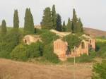 Piccolo borgo di rustici da ristrutturare completamente, mq complessivi 1000 con 2/3 ettari di terreno (possibilit&agrave; di averne anche di pi&ugrave;).<BR>Posizione panoramica, il prezzo &egrave; trattabile.