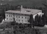 SUPERFICI IMMOBILIARI<BR>Villa= mq 4.500 circa (parzialmente da ristrutturare)<BR>Borgo= mc 4000 corrispondenti a circa 1.200mq (da ristrutturare)<BR>Albergo= mc 4.400 corrispondenti a circa 1.500mq (&egrave; previsto il cambio destinazione d&acute;uso in residenziale o altro)<BR>                        RICETTIVITA&acute;<BR>Albergo: 17 camere (grandi) per circa 34/40 posti letto<BR>Villa: 54 camere per 100 posti letto (15 camere con bagno, 17 bi-locali con bagno) come da progetto Beaty farm.<BR>                        TERRENO<BR>- 40 Ettari<BR>- Adicente al terreno di propriet&agrave; c&acute;&egrave; una riserva di caccia a "banda rossa" (aperta tutto l&acute;anno)