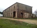 Rustico in posizione panoramica al centro di una dolce collina circondato da vigneti.<BR>L&acute;immobile misura 450mq, &egrave; da ristrutturare completamente, la struttura &egrave; originale con soffitti a volticciole al p.terra e travicelli e mezzane al 1�piano dove &egrave; possibile soppalcare. Il terreno misura circa 8.000mq. <BR>Ottimo per B&B o struttura ricettiva in generale. 